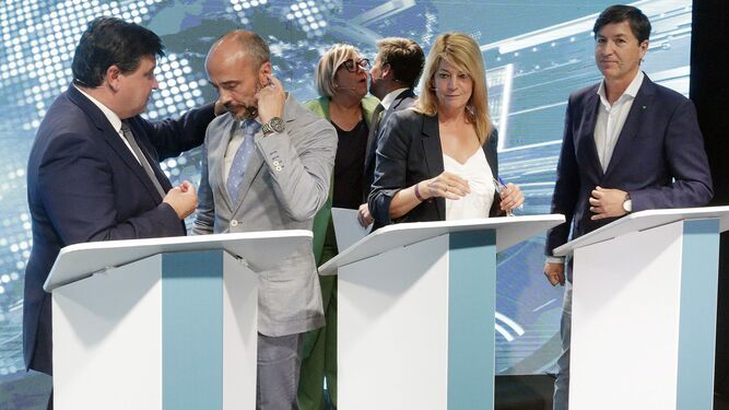 Los candidatos a la Alcaldía de Huelva se saludan tras el debate electoral.