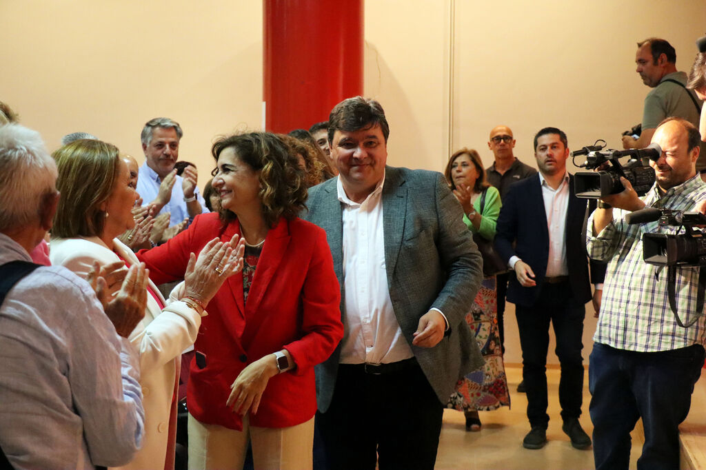 Elecciones Municipales Huelva 2023: Im&aacute;genes del encuentro de Gabriel Cruz y Mar&iacute;a Jes&uacute;s Montero con mayores