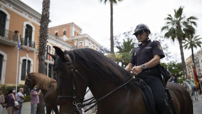 Un agente de Policía durante la salida de la Hermandad de Emigrantes en 2022.