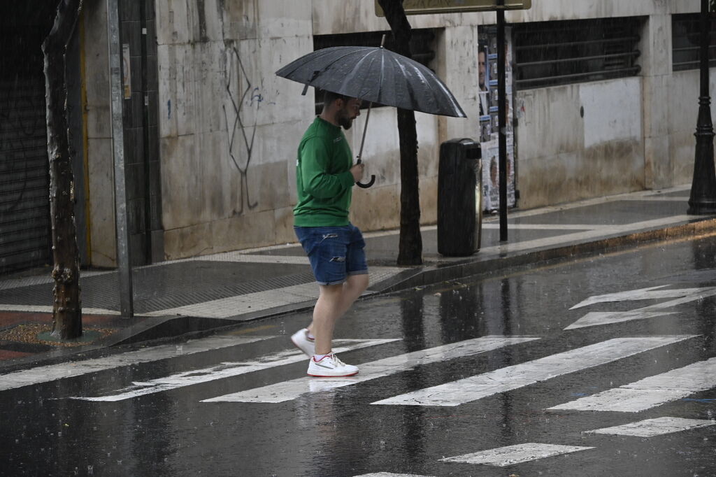 Un lunes de lluvia en Huelva, en im&aacute;genes