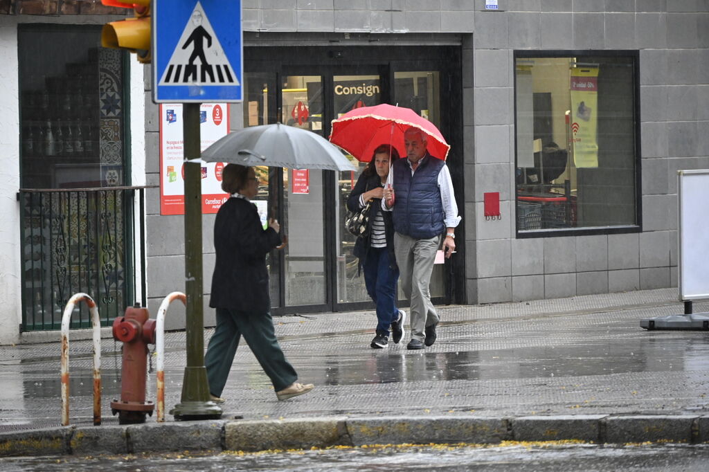 Un lunes de lluvia en Huelva, en im&aacute;genes