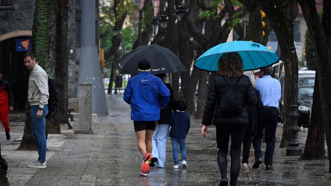 los paraguas volvieron ayer a las calles de Huelva capital, con un fuerte aguacero por la tarde que dejó 8 litros en una hora.