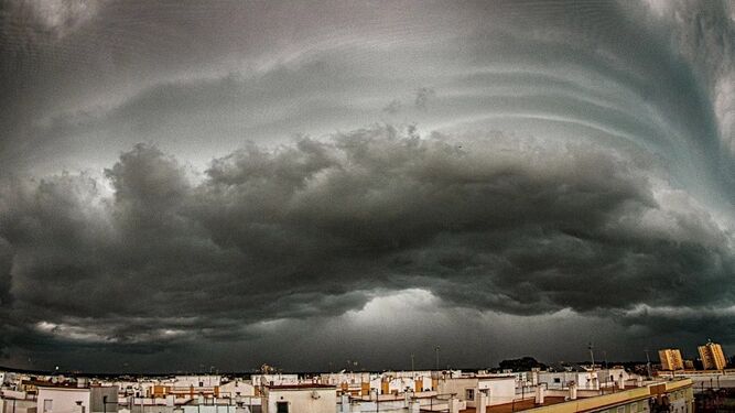 Las impresionantes imágenes de la tormenta en Isla Cristina que hasta la AEMET ha compartido
