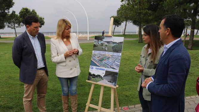 Pilar Miranda presenta el proyecto de la Ciudad Deportiva junto a la ría.
