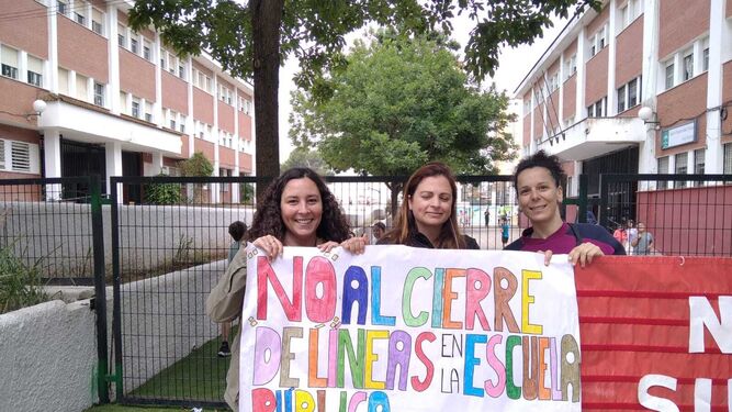 Concentración en el CEIP Arias Montano por la supresión de clases de Infantil en los colegios de Huelva