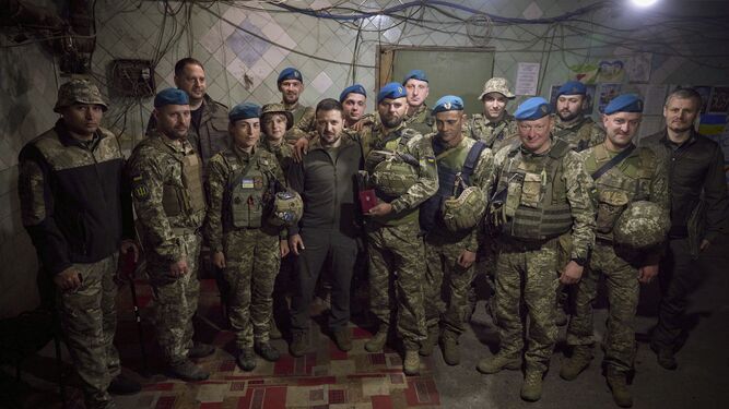 El presidente ucraniano, Volodimir Zelenski, visita el frente de la guerra en la región de Donetsk..