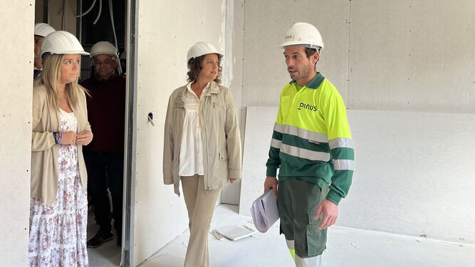 La consejera de Salud, Catalina García, en una visita al centro de salud de la localidad de Orcera.