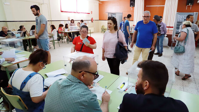 Un colegio electoral de Huelva en las elecciones municipales de 2019.