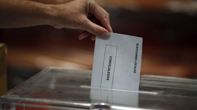 Un voto en las municipales de Huelva.