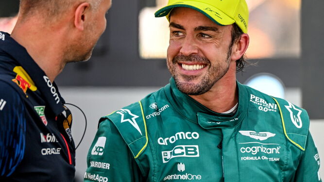 Alonso sonríe mientras charla en Mónaco.