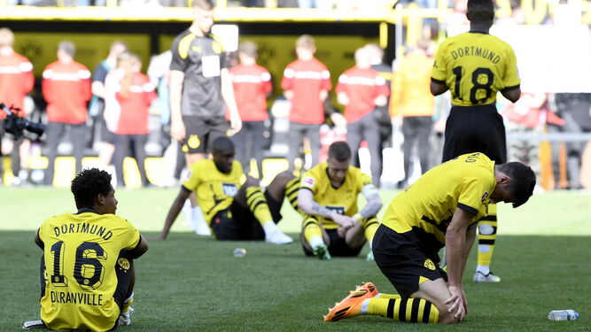 Los jugadores del Dortmund, hundidos al finalizar el partido.