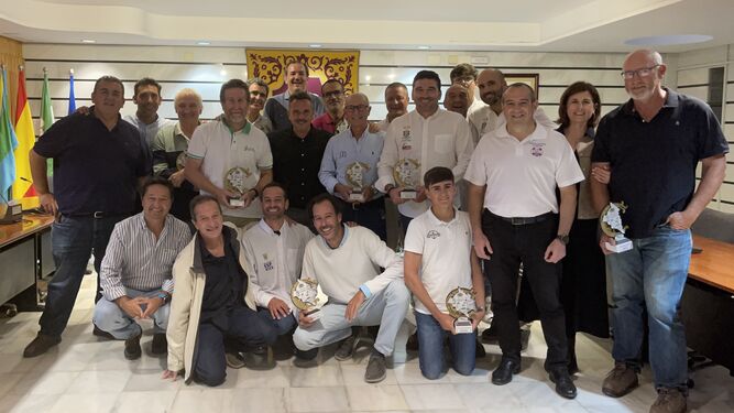 Entrega los trofeos a los vencedores de la IX Liga Interclubes Bahía de Huelva.