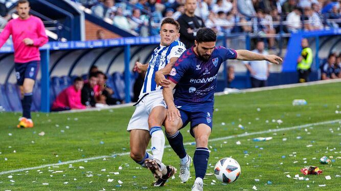 Chinchilla disputa un balón en el partido ante la Gimnástica Segoviana.