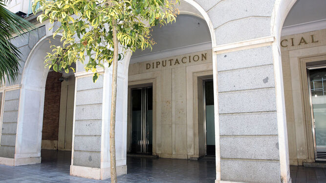 Entrada principal de la Diputación Provincial en la Gran Vía de Huelva.