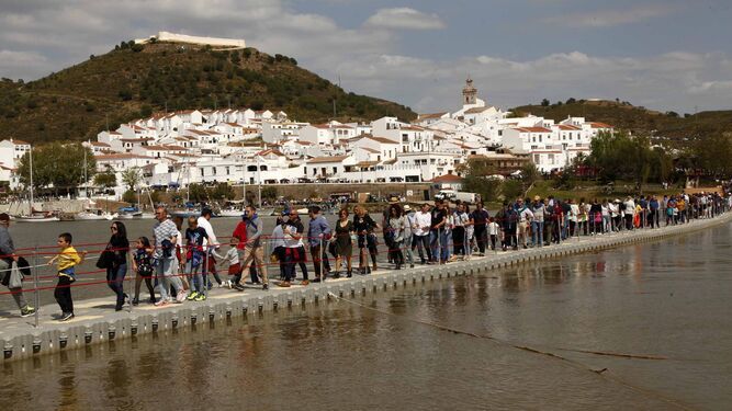 Puente efímero que anualmente se instala entre ambos municipios con motivo del Festival del Contrabando.