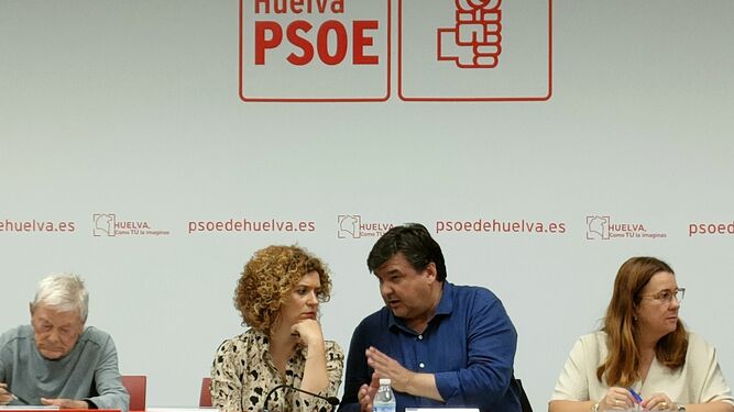 Gabriel Cruz conversa con María Eugenia Limón en la reunión de la Ejecutiva Provincial del PSOE.