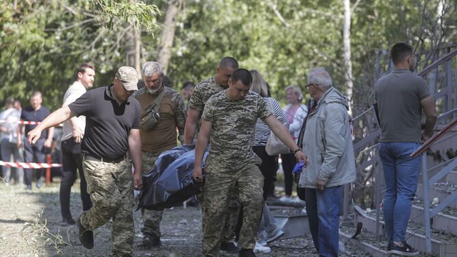 Soldados ucranianos retiran cuerpos de los fallecidos.