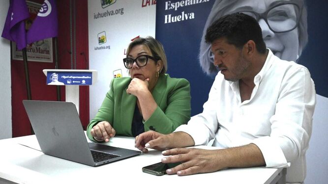 Mónica Rossi y Marcos Toti siguen el escrutinio durante la noche electoral del 28M.