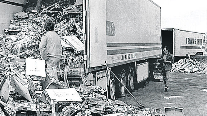 Aspecto que presentaban dos de los camiones cargados con fresas de Huelva después de los nuevos ataques sufridos en Francia en abril de 1996