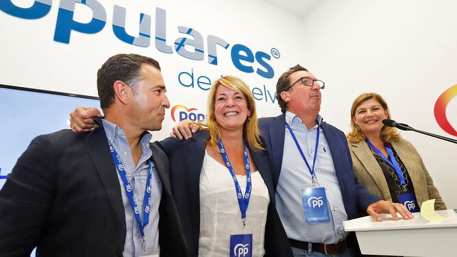 Pilar Miranda celebra junto a Felipe Arias, Manuel Andrés González y Berta Centeno el triunfo del 28M.