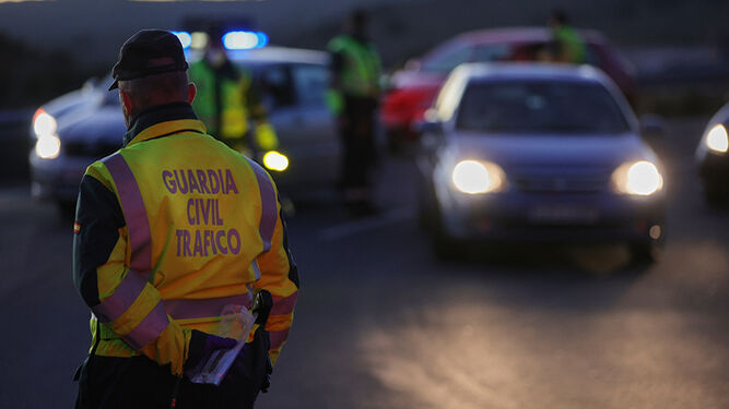 Un agente de la Guardia Civil durante un control de tráfico