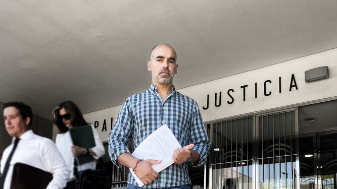 El policía isleño José Antonio Cazorla, en la puerta de los juzgados