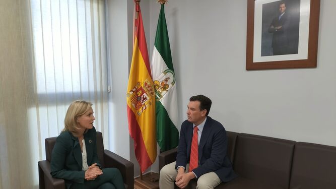 Encuentro institucional entre la subdelegada del Gobierno y el presidente del Puerto de Huelva.