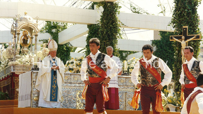 La Virgen de la Cinta preside el altar de la Eucaristía, en el que danzan los cascabeleros de Alosno ante San JUan Pablo II.