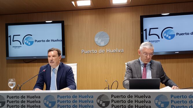 El presidente del Puerto de Huelva, Alberto Santana, y el director del Puerto, Ignacio Álvarez-Ossorio.