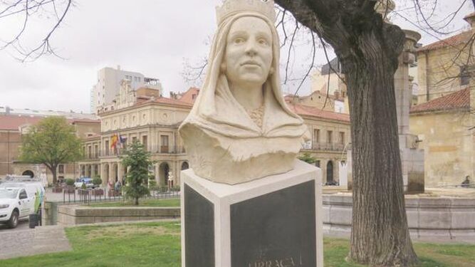 Estatua de Urraca de León en la ciudad castellanoleonesa