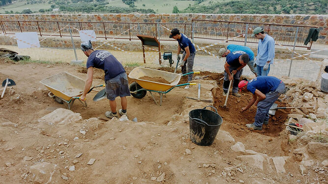 Excavación de una vivienda andalusí en Aracena.