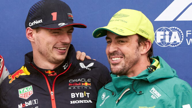 Alonso sonríe junto a Verstappen en Montreal