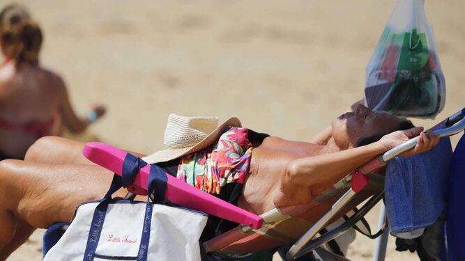 El calor, protagonista del domingo en las playas de Huelva