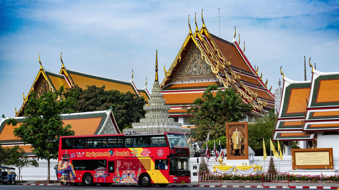 Autobús de City Sightseeing en las calles de Bangkok