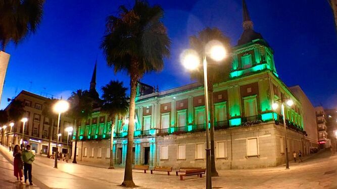 La fachada del Ayuntamiento se ilumina de verde por la ELA.