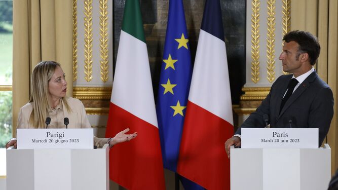 El presidente francés, Emmanuel Macron, y la primera ministra italiana, Giorgia Meloni, durante la rueda de prensa conjunta en el Palacio del Elíseo.