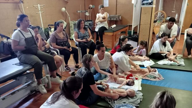 Talleres de masajes del bebé en el centro de salud de Almonte.