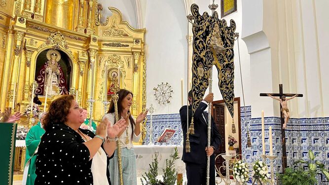 Un momento de la misa oficiada en la parroquia de los Dolores de Isla Cristina