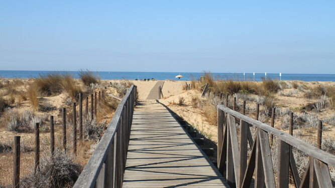 Acceso a la playa del Espigón de Huelva.