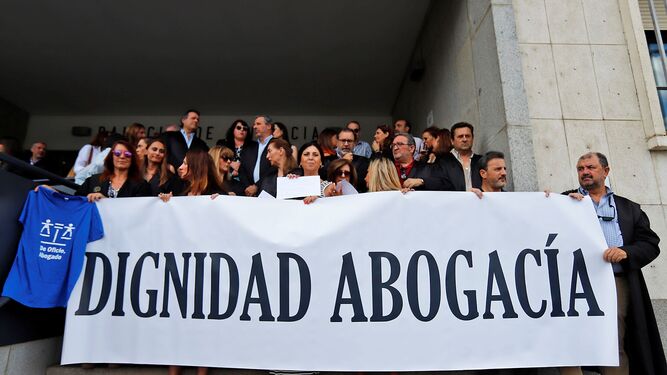 El Colegio de Abogados de Huelva se concentra en la puerta de los juzgados