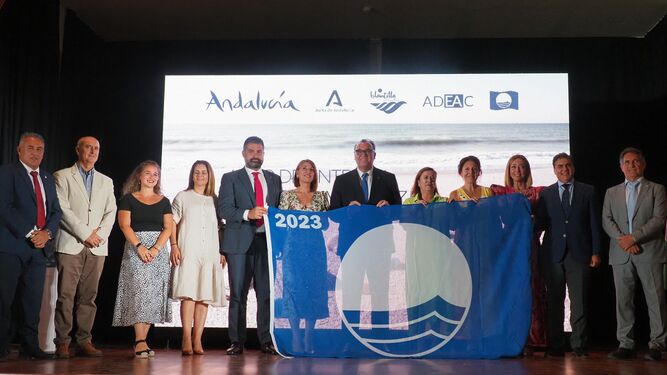 Alcaldes y representantes de los Ayuntamientos de Huelva galardonados con Bandera Azul