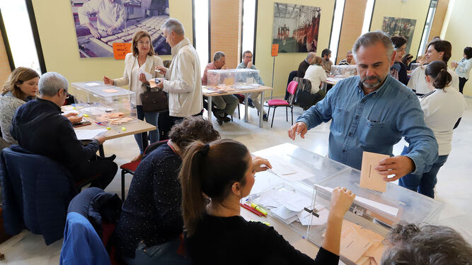 Votaciones en un colegio electoral de Huelva en las últimas elecciones generales.