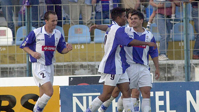 Los jugadores Xisco, Bodipo y Espínola celebran un gol en el municipal Colombino