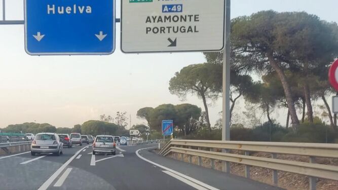 Atasco en la entrada a Huelva desde Punta Umbría.