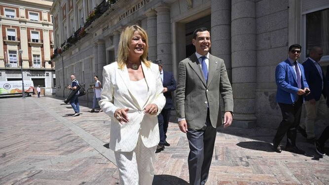 Juanma Moreno y Pilar Miranda en el Ayuntamiento de Huelva, este lunes.