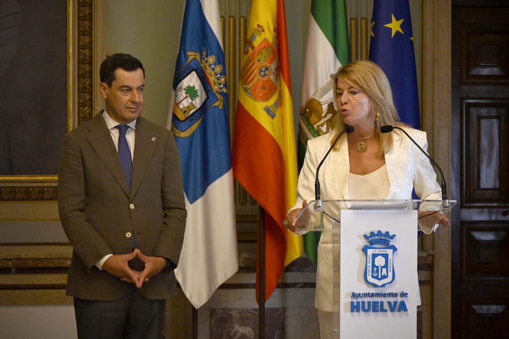 Visita de Juanma Moreno al Ayuntamiento de Huelva, en Im&aacute;genes