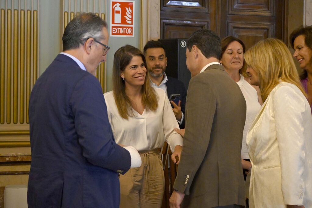 Visita de Juanma Moreno al Ayuntamiento de Huelva, en Im&aacute;genes