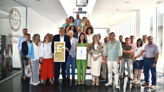 Momento de la entrega del premio a la Universidad de Huelva
