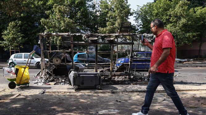 Un hombre toma fotos de los destrozos en Nanterre.