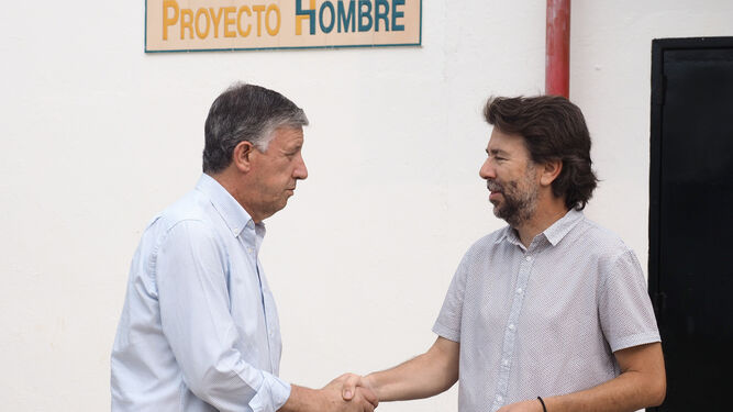 Firma del convenio entre el alcalde de Palos de la Frontera, Carmelo Romero, y la Fundación Proyecto Hombre.